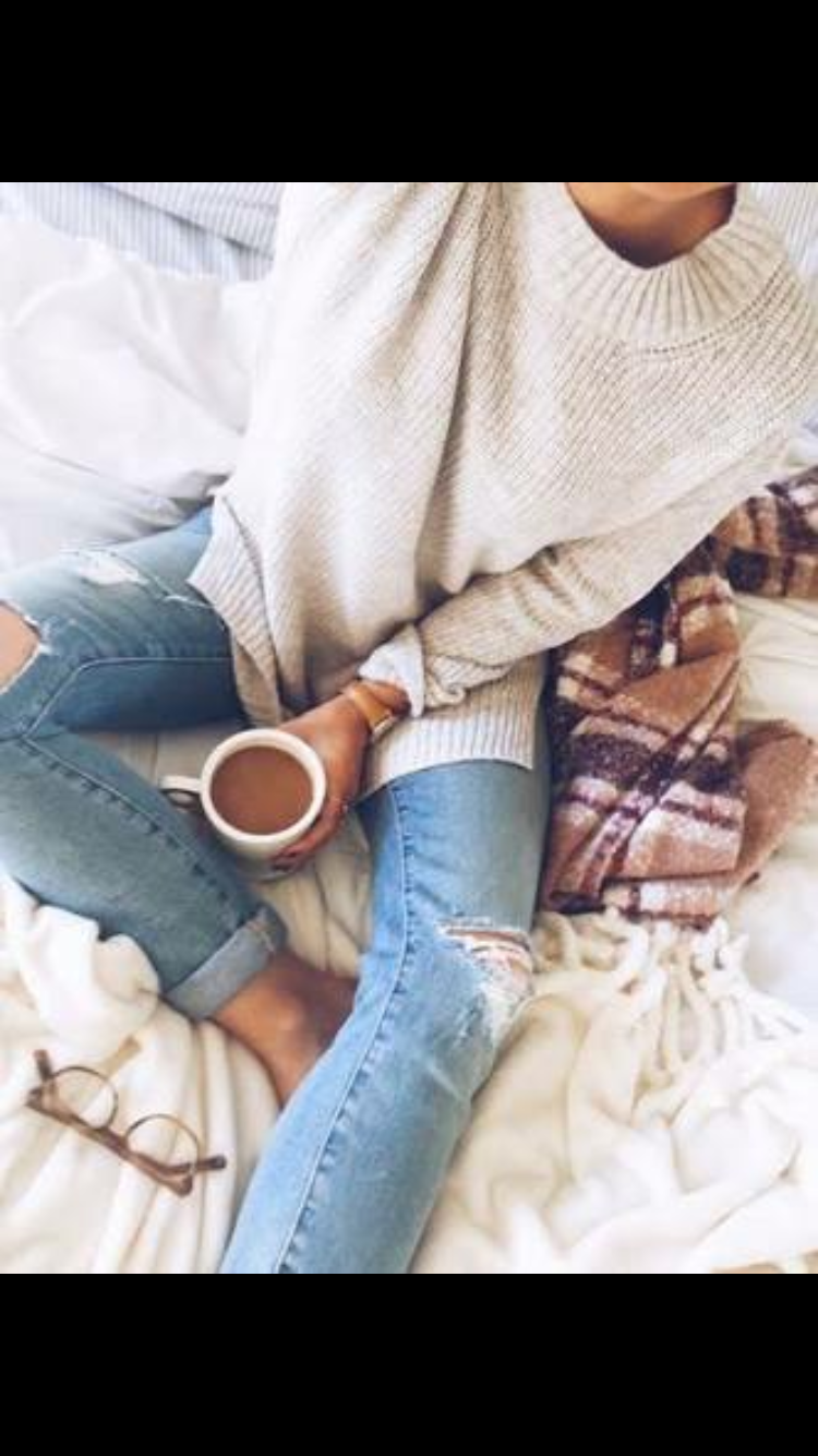 Девушка в джинсах с кофе