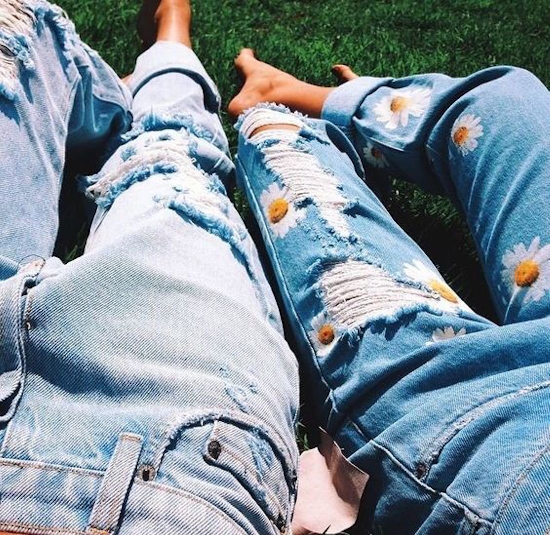 Подруги в рваных джинсах