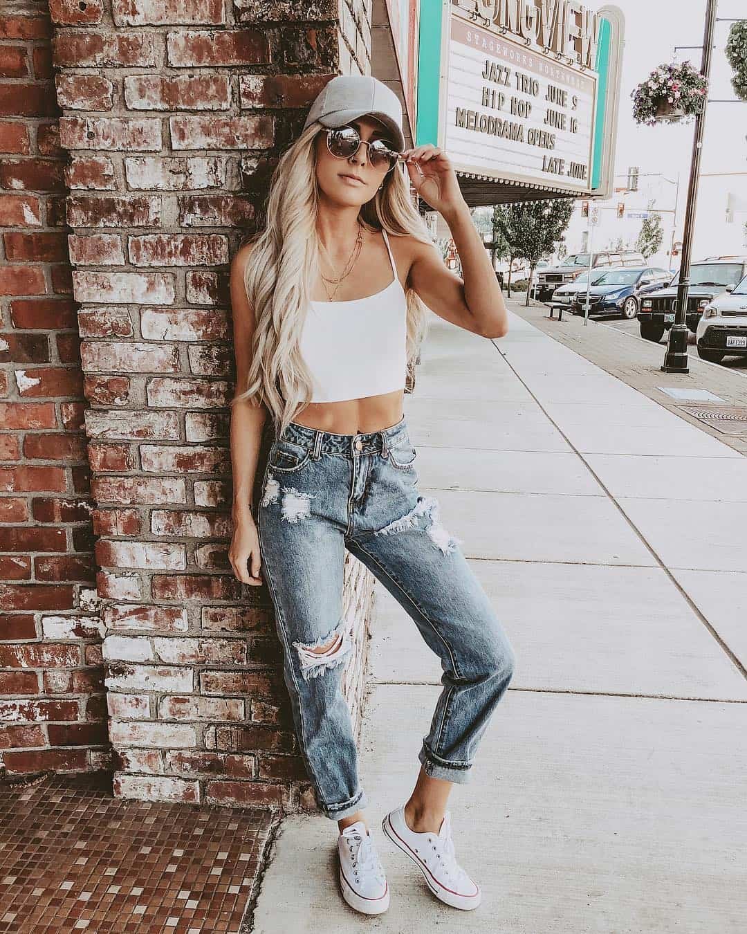 Стильная девушка в джинсах