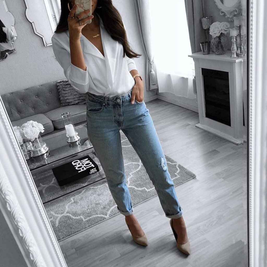 Девушка в белой рубашке и джинсах