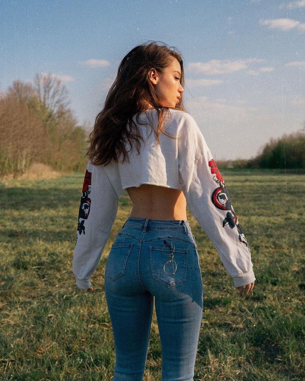 Девушки в обтягивающих джинсах