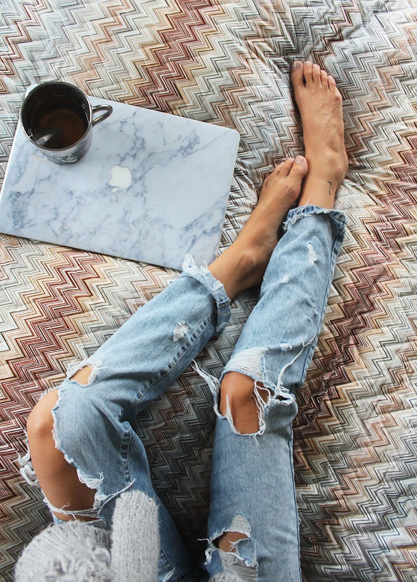 Девушка в рваных джинсах