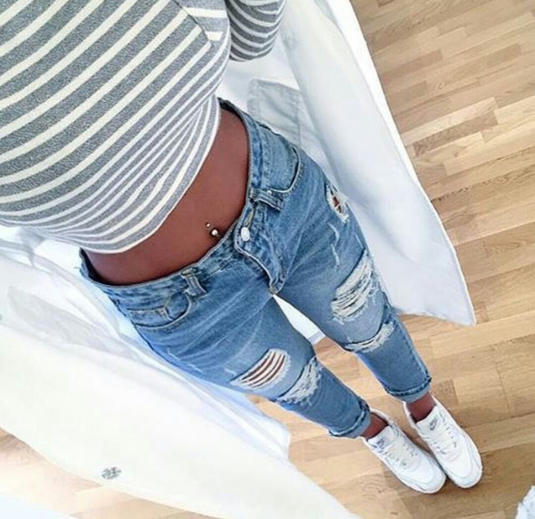 Красивая девушка в рваных джинсах