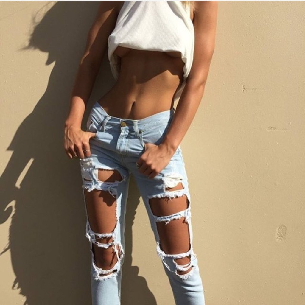Девушки в порванных джинсах