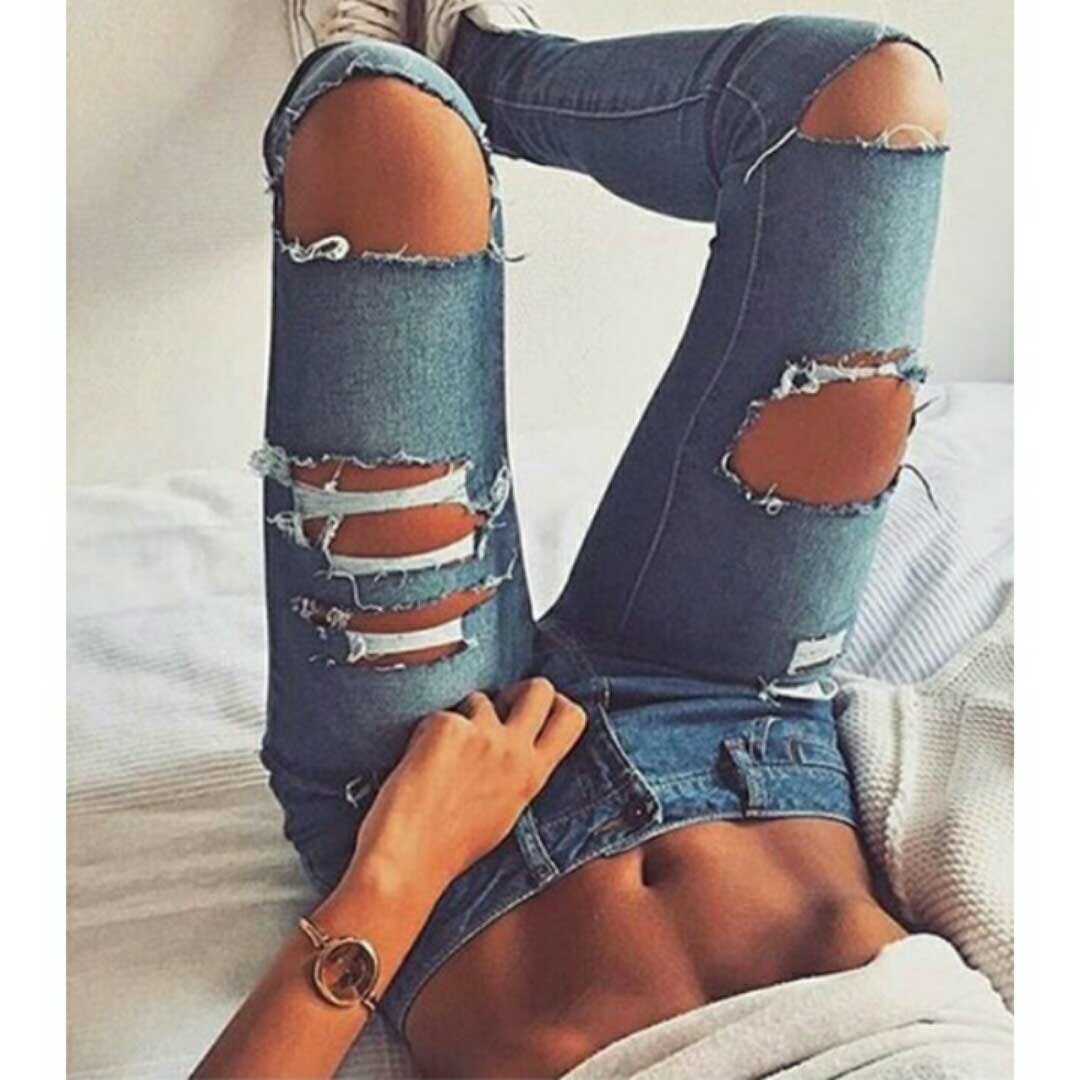 Девушка в рваных джинсах