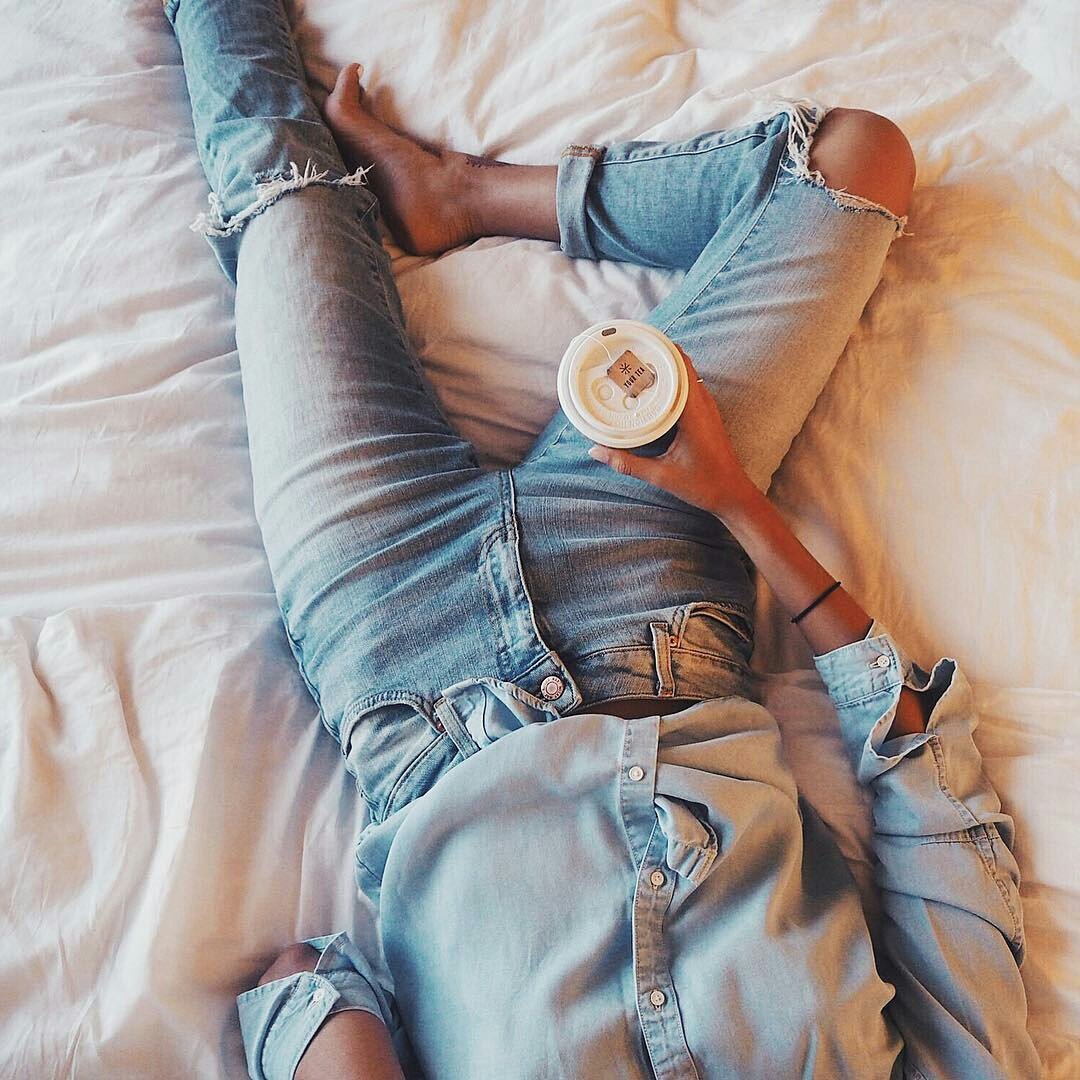 Девушка в рваных джинсах без лица