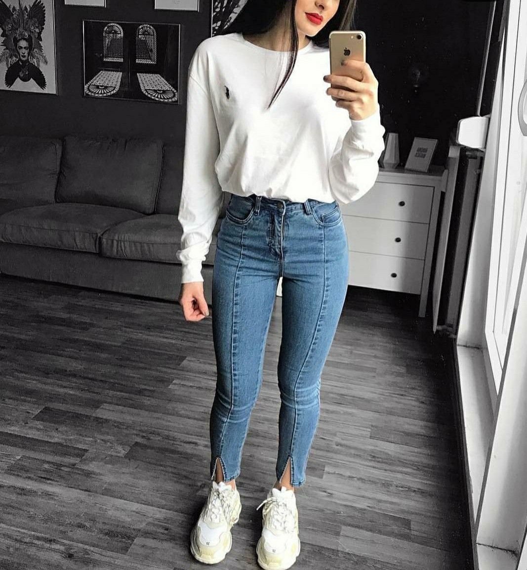 Девушка в кофте и джинсах