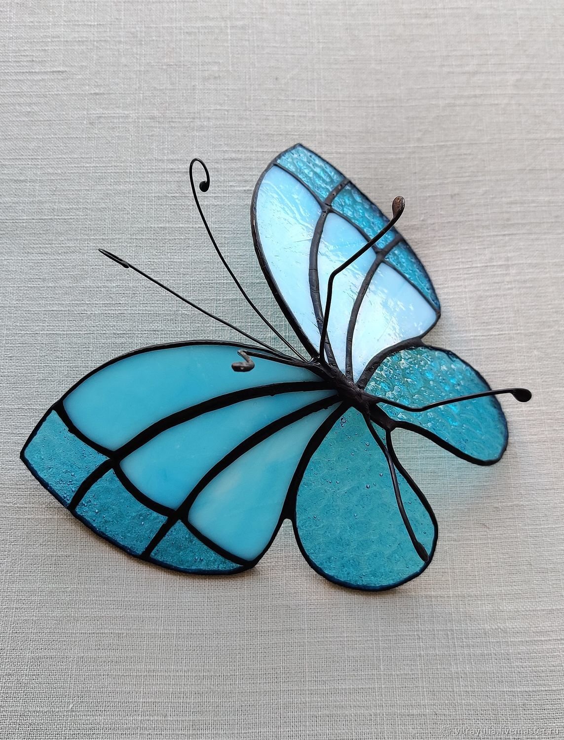 Витраж с бабочками и цветами