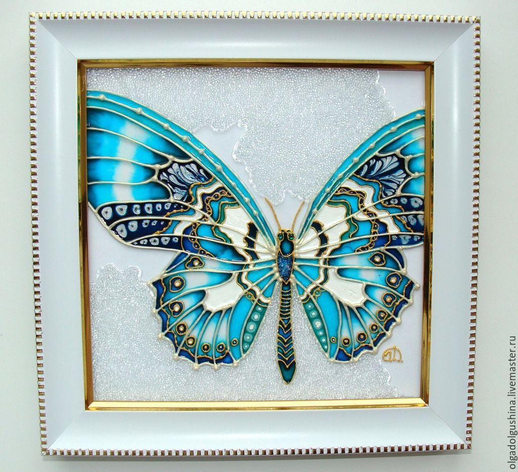 Витраж с бабочками в интерьере