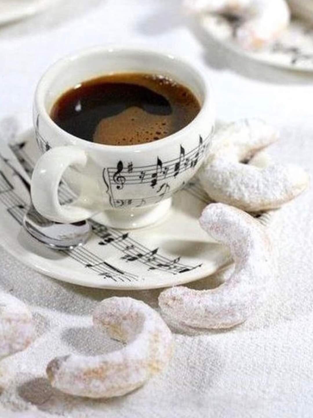 Кофе чашка с нотами