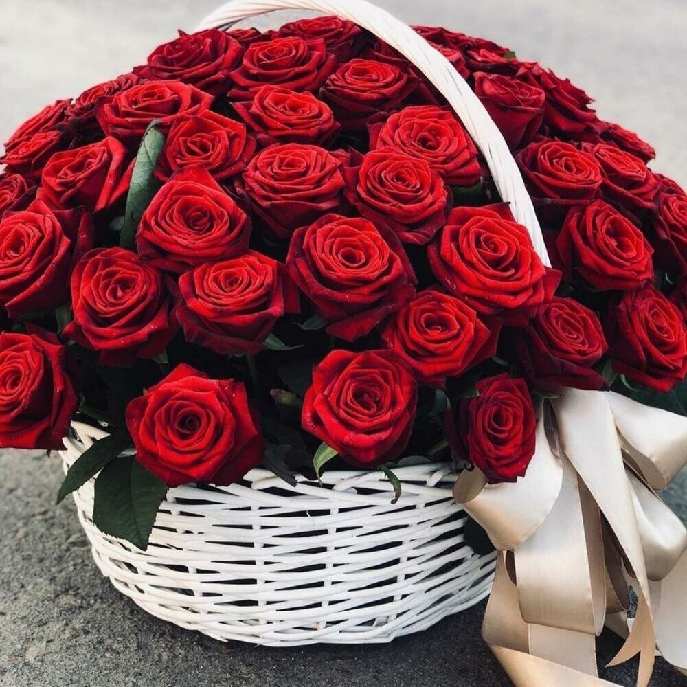 Корзина розовых роз