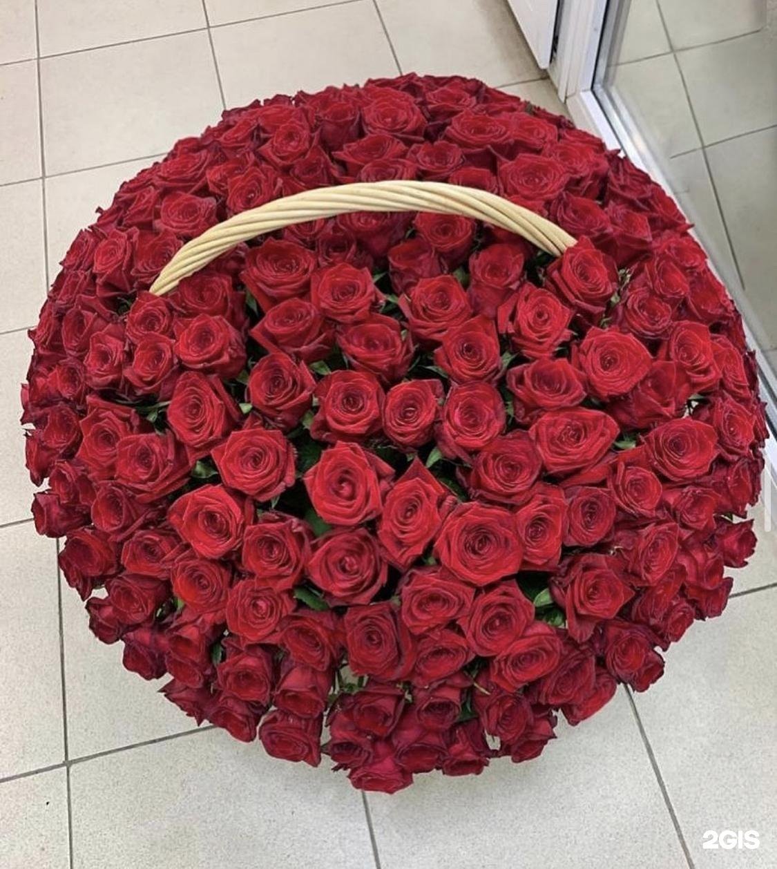 Шикарная корзина роз
