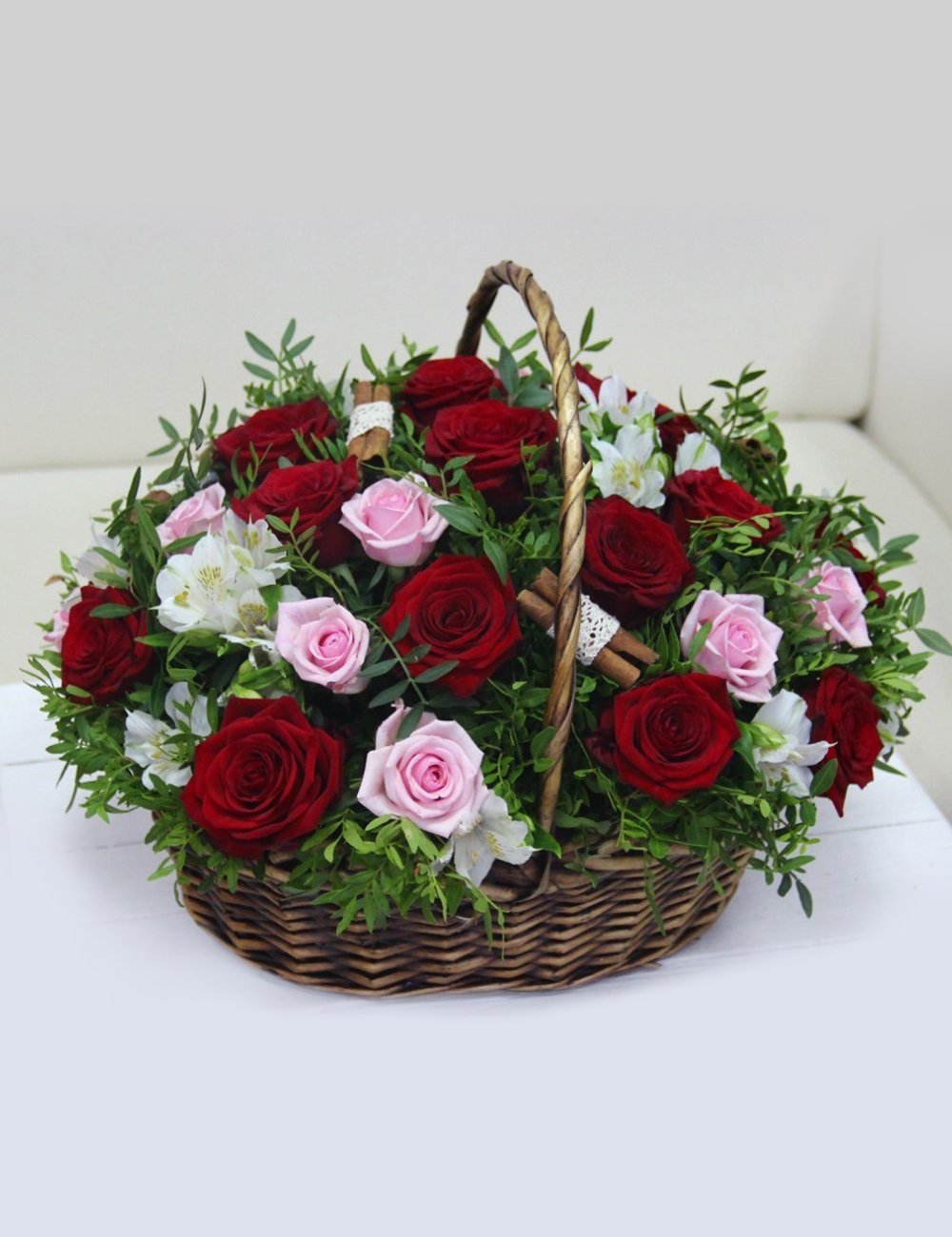 Шикарная корзина роз