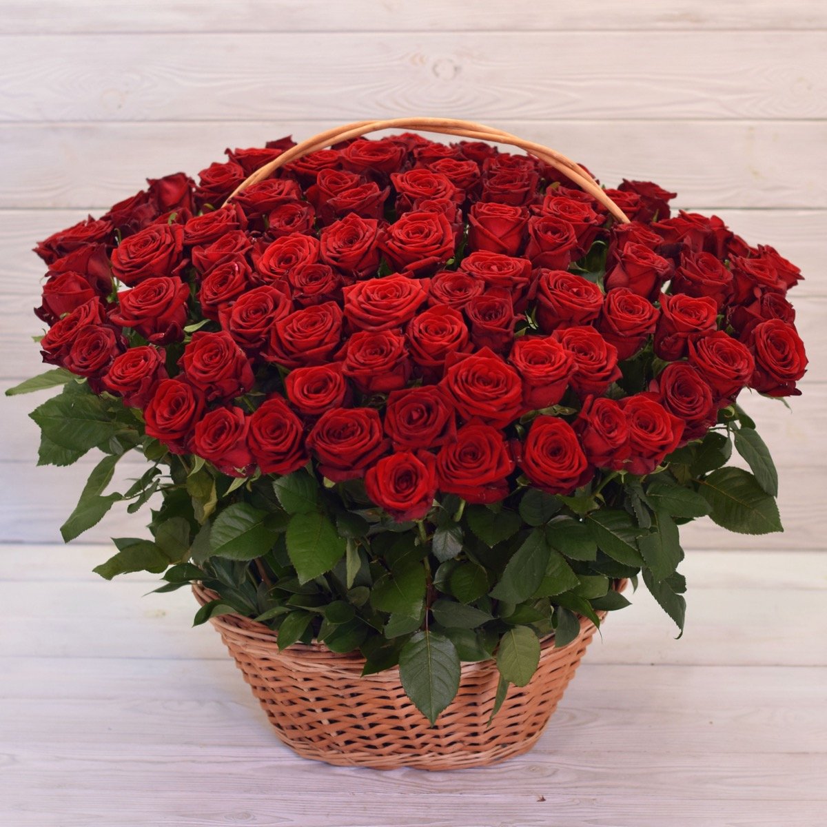 Шикарная корзина роз