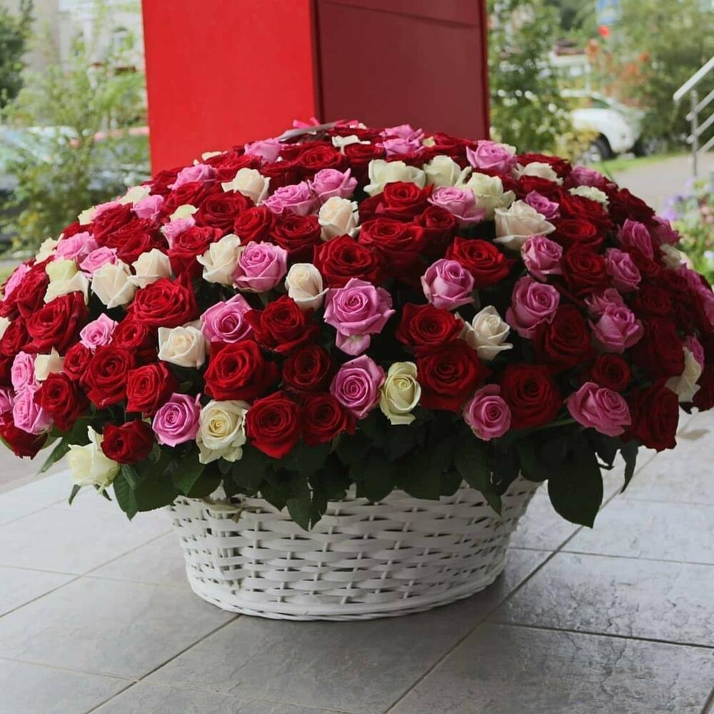 Композиция из красных и белых роз