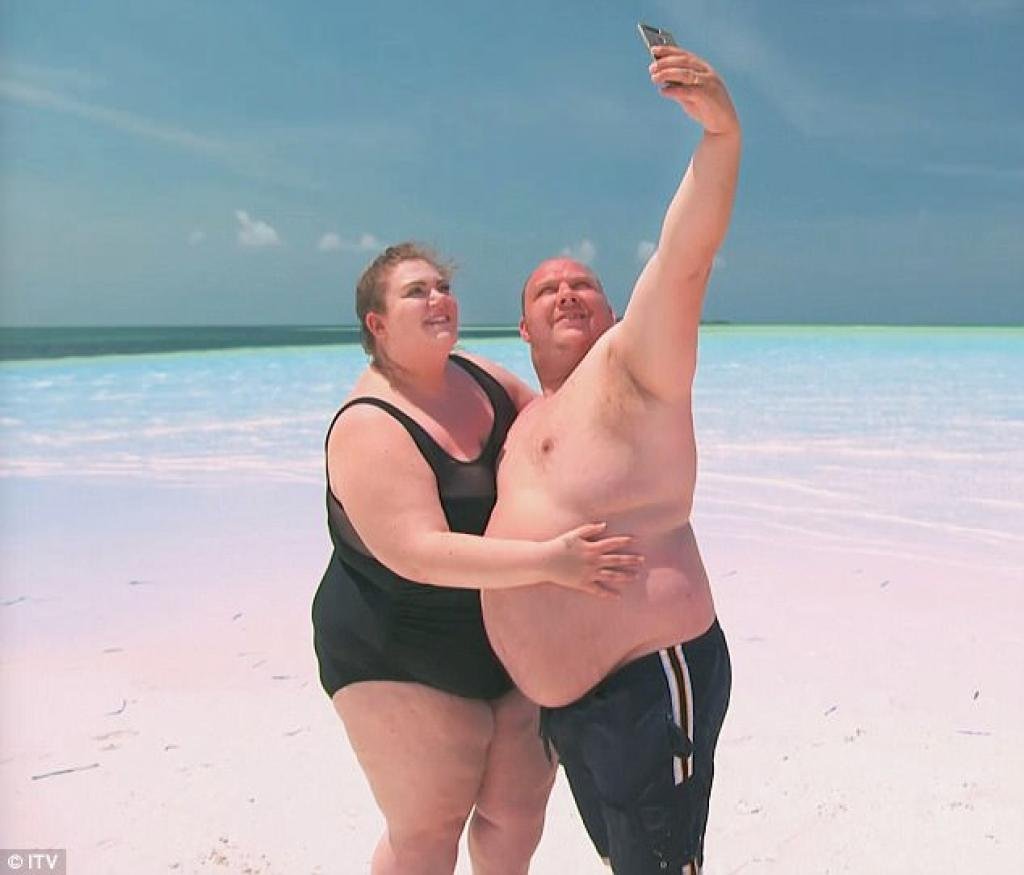 Полные люди на пляже