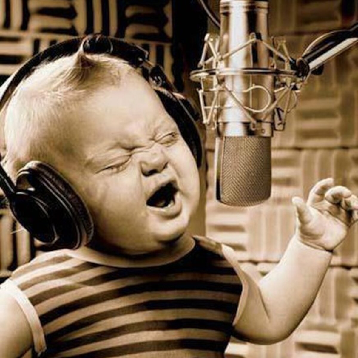 Девушка с микрофоном