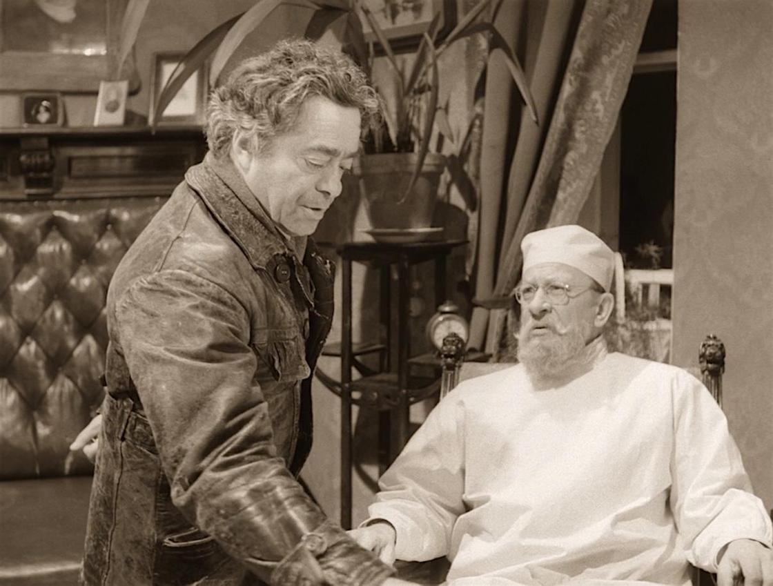 Профессор Преображенский смеется