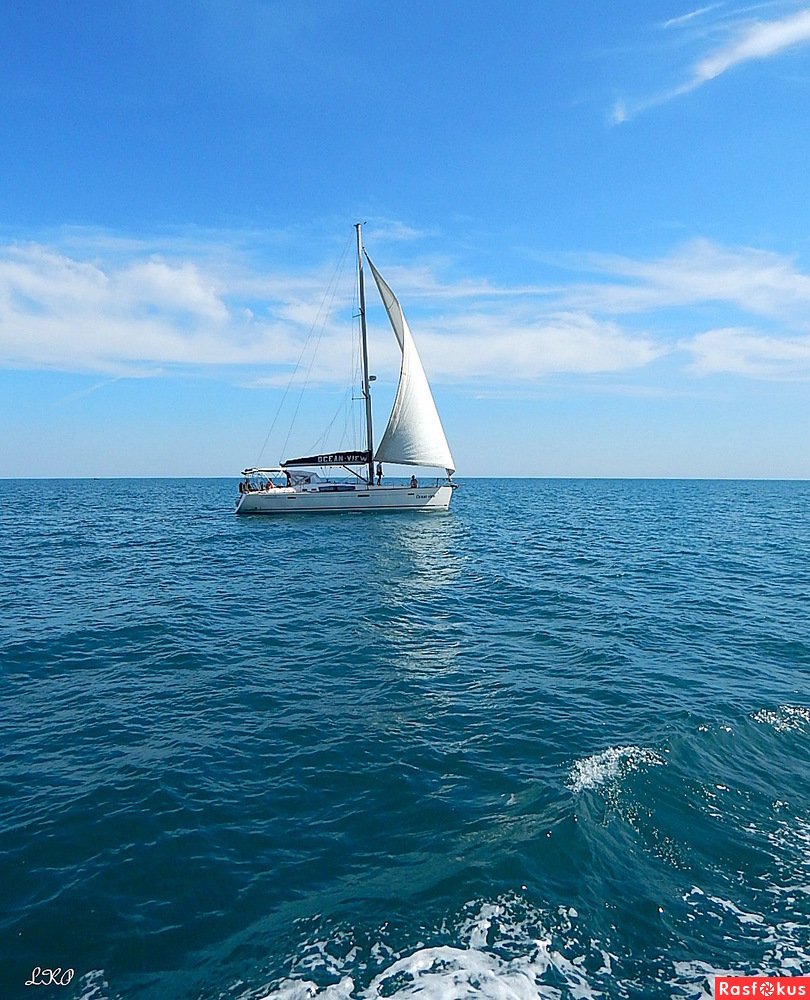 Белый парусник в море