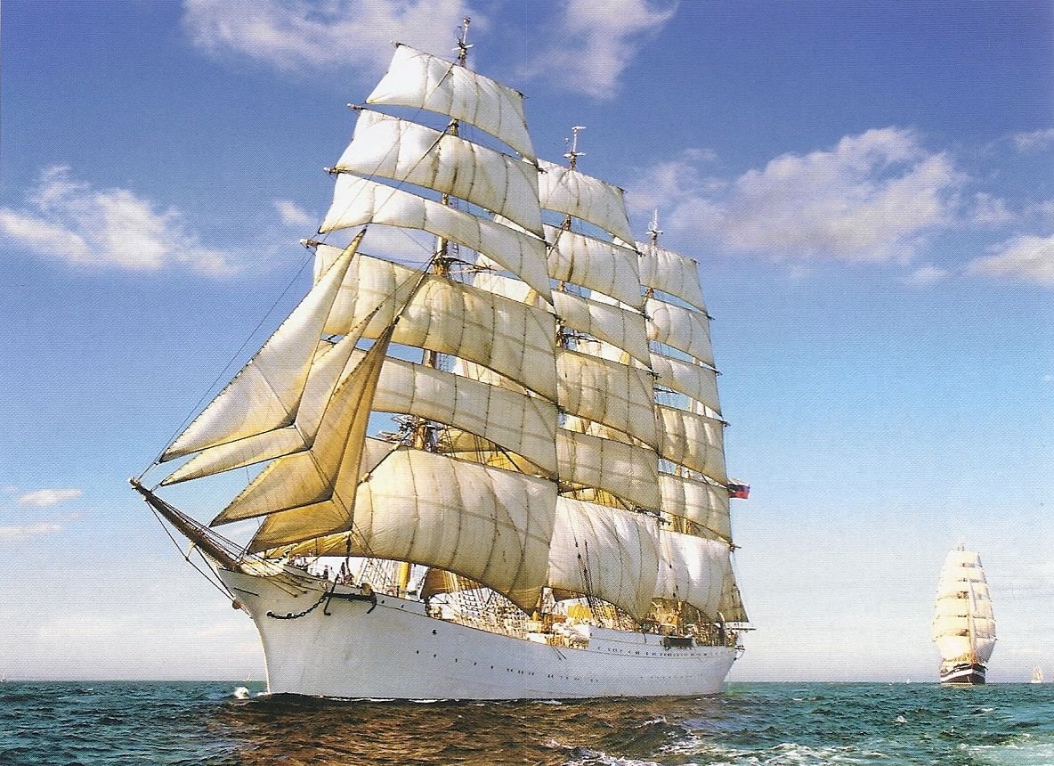 Яхта в море