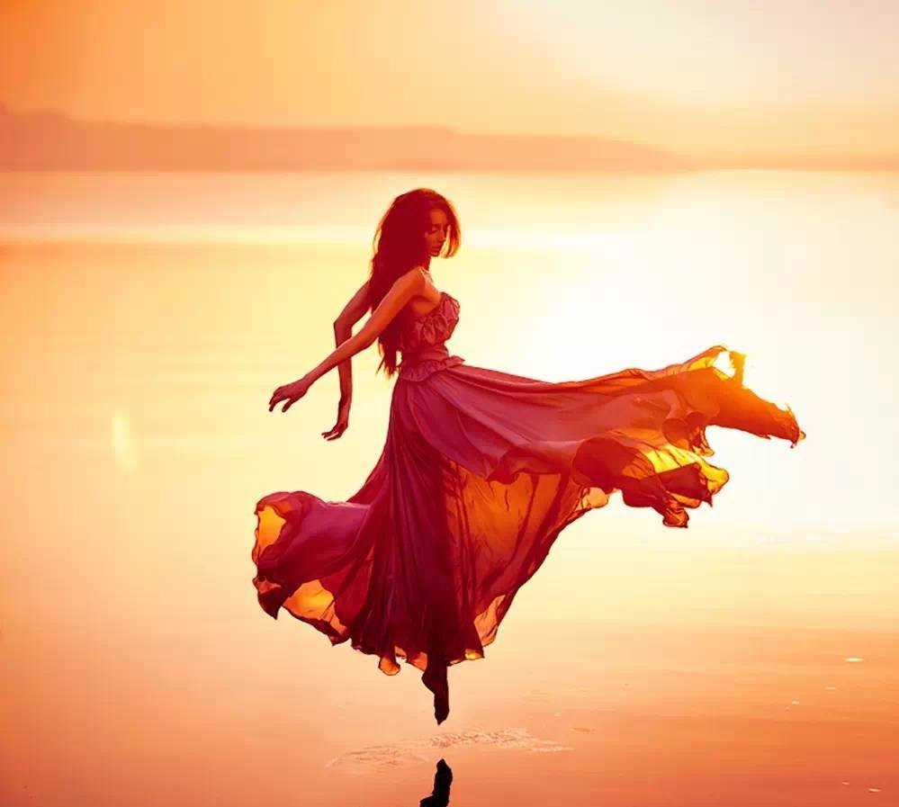 Танцующая девушка