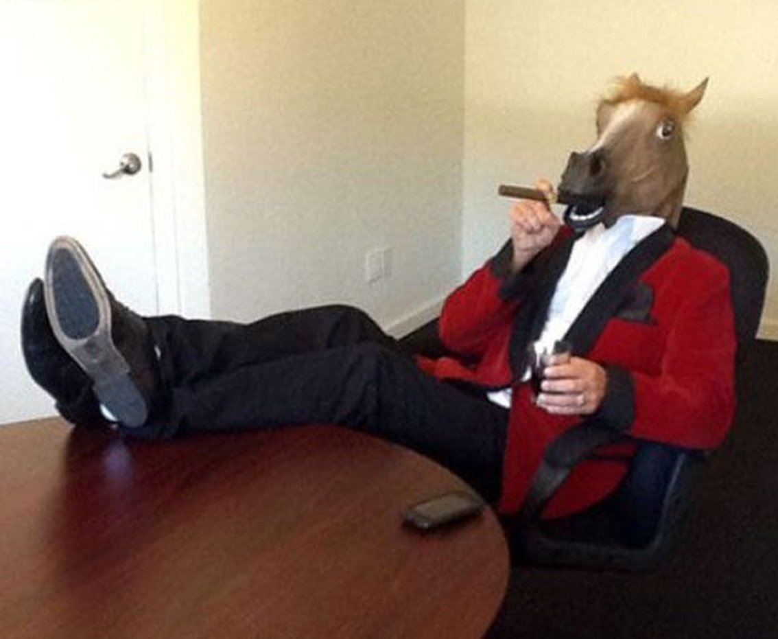 Мужик в маске коня