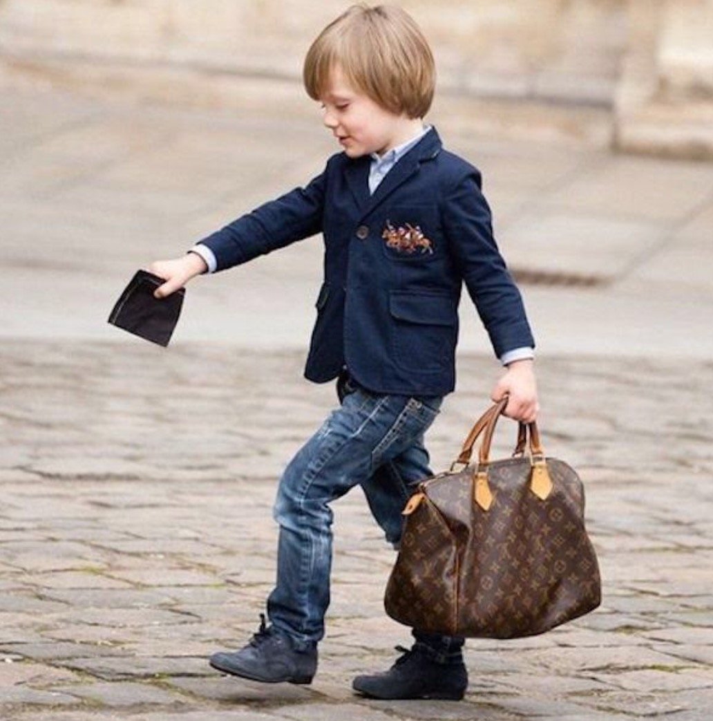 Мальчик с сумкой. Мальчик идет. Модные детки. Сумка для детей. Маленький мальчик тащит папу из тц