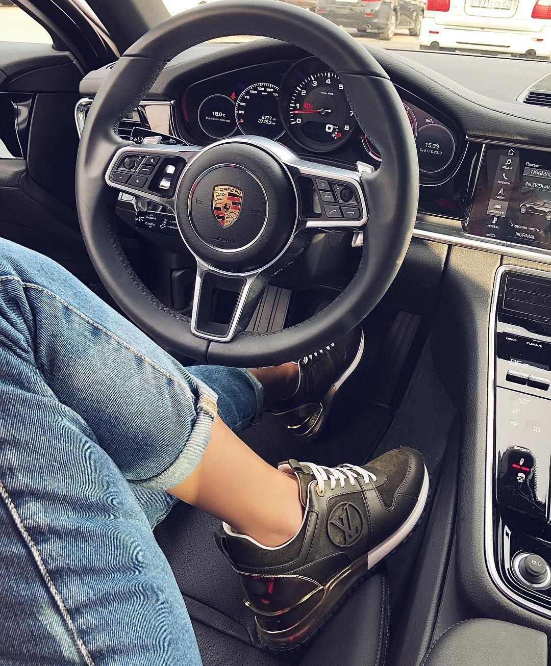 Инстаграм на машине