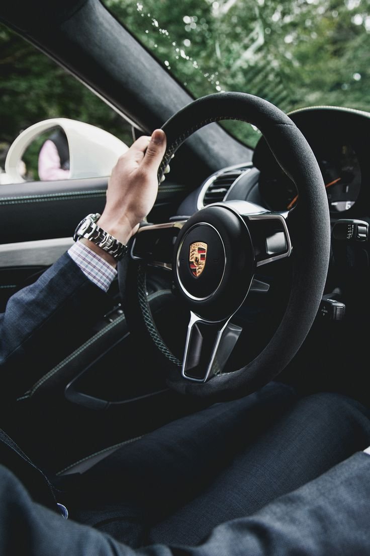 Успешный мужчина за рулем