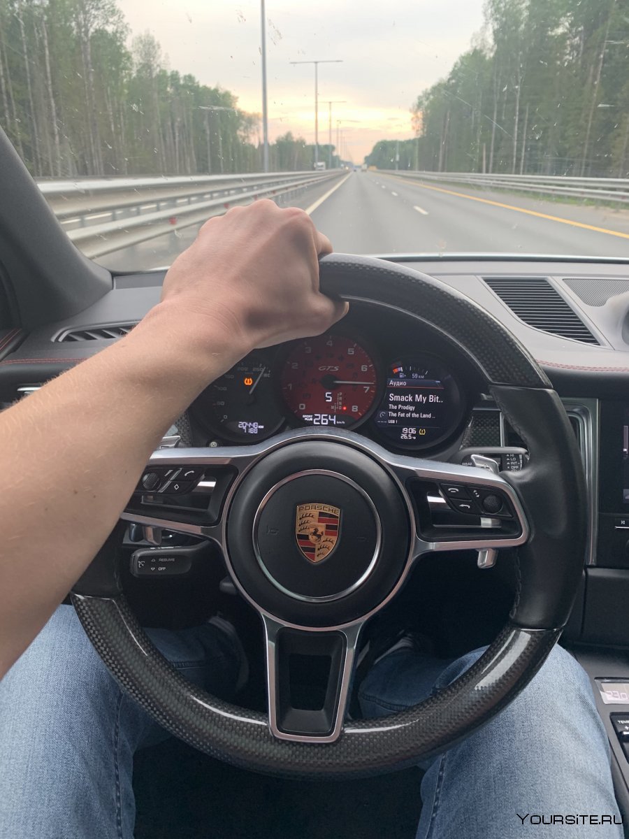 За рулем Порше Кайен