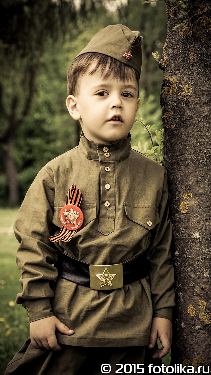 Солдат обнимает ребенка