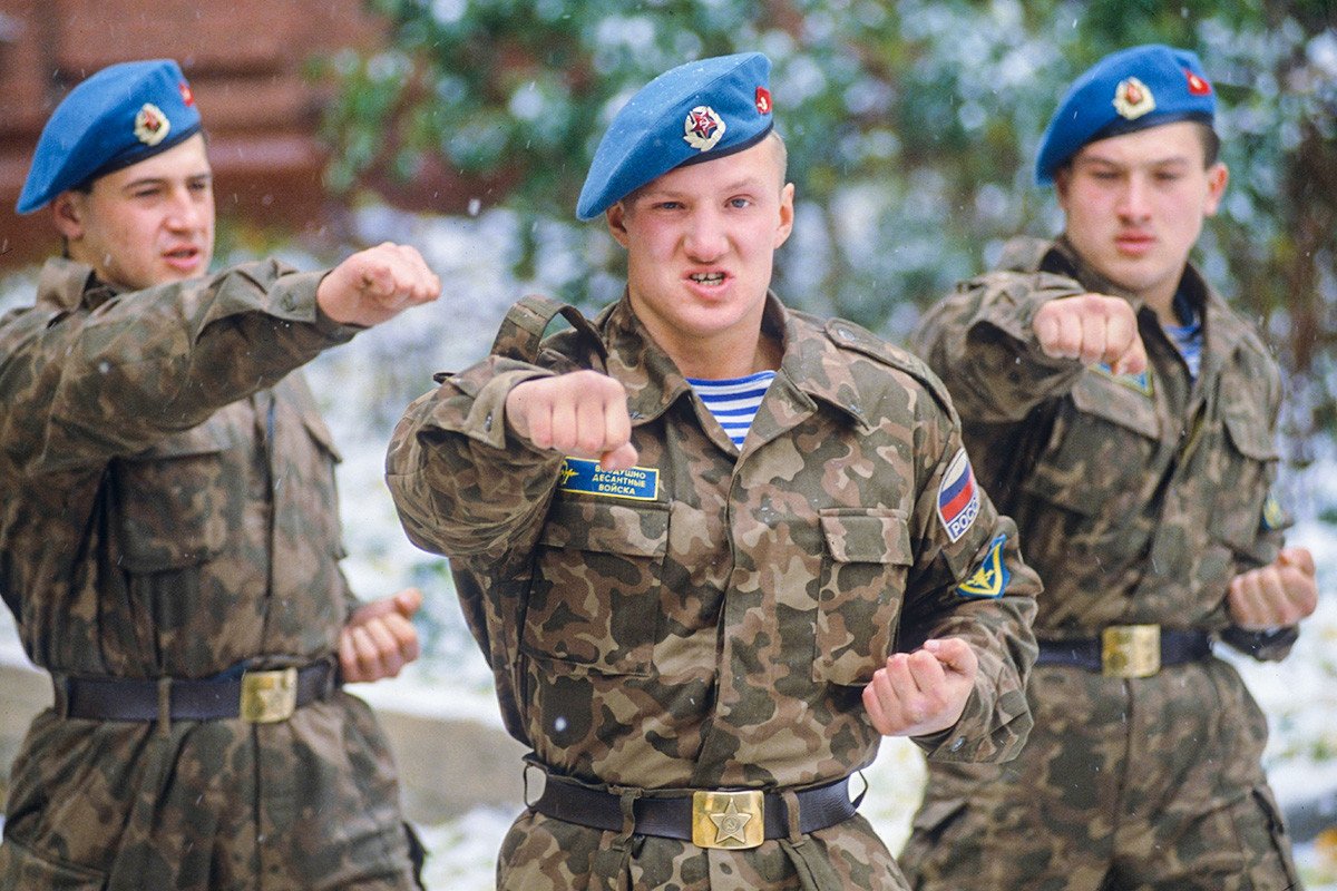 Целиться из автомата