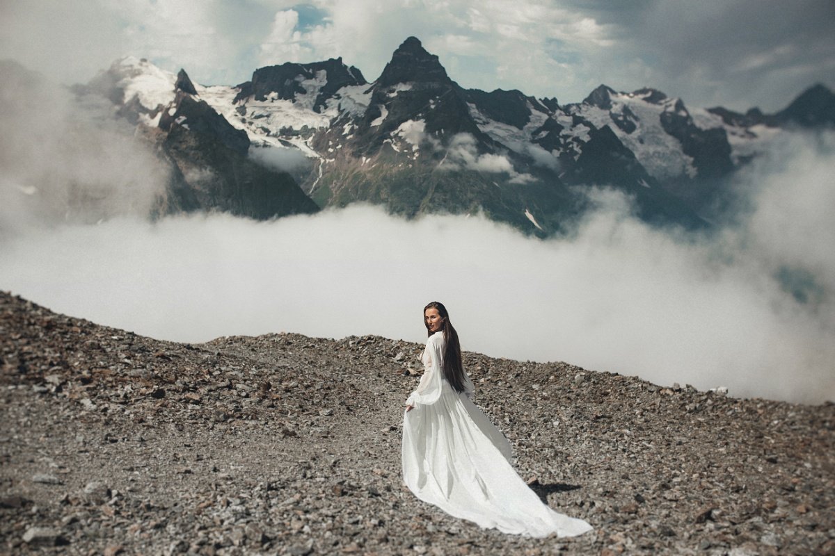 Девушка в горах Кавказа