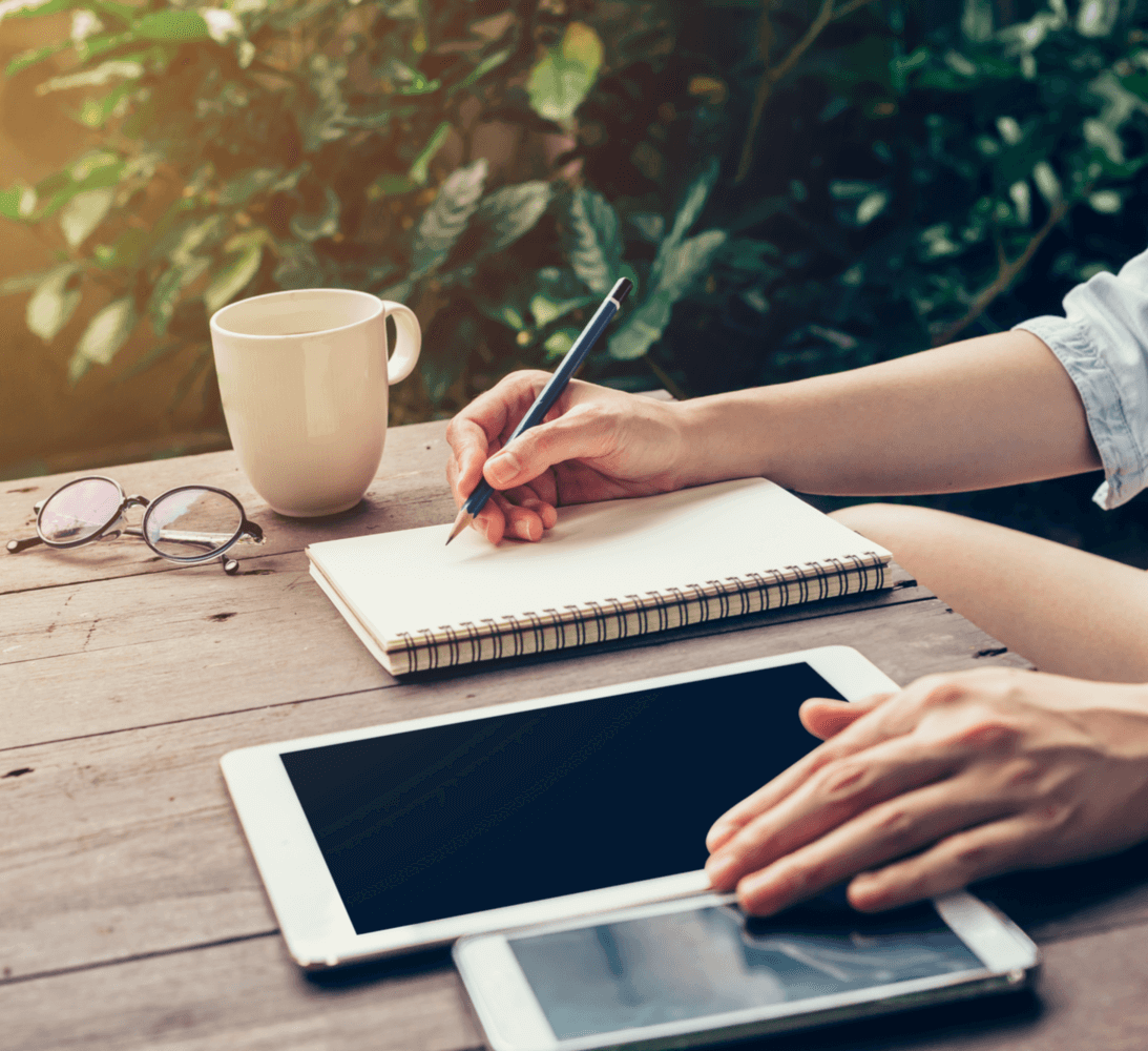 Девушка ноутбук блокнот