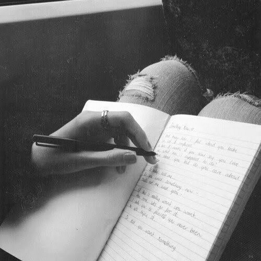 Девушка с тетрадкой в руках