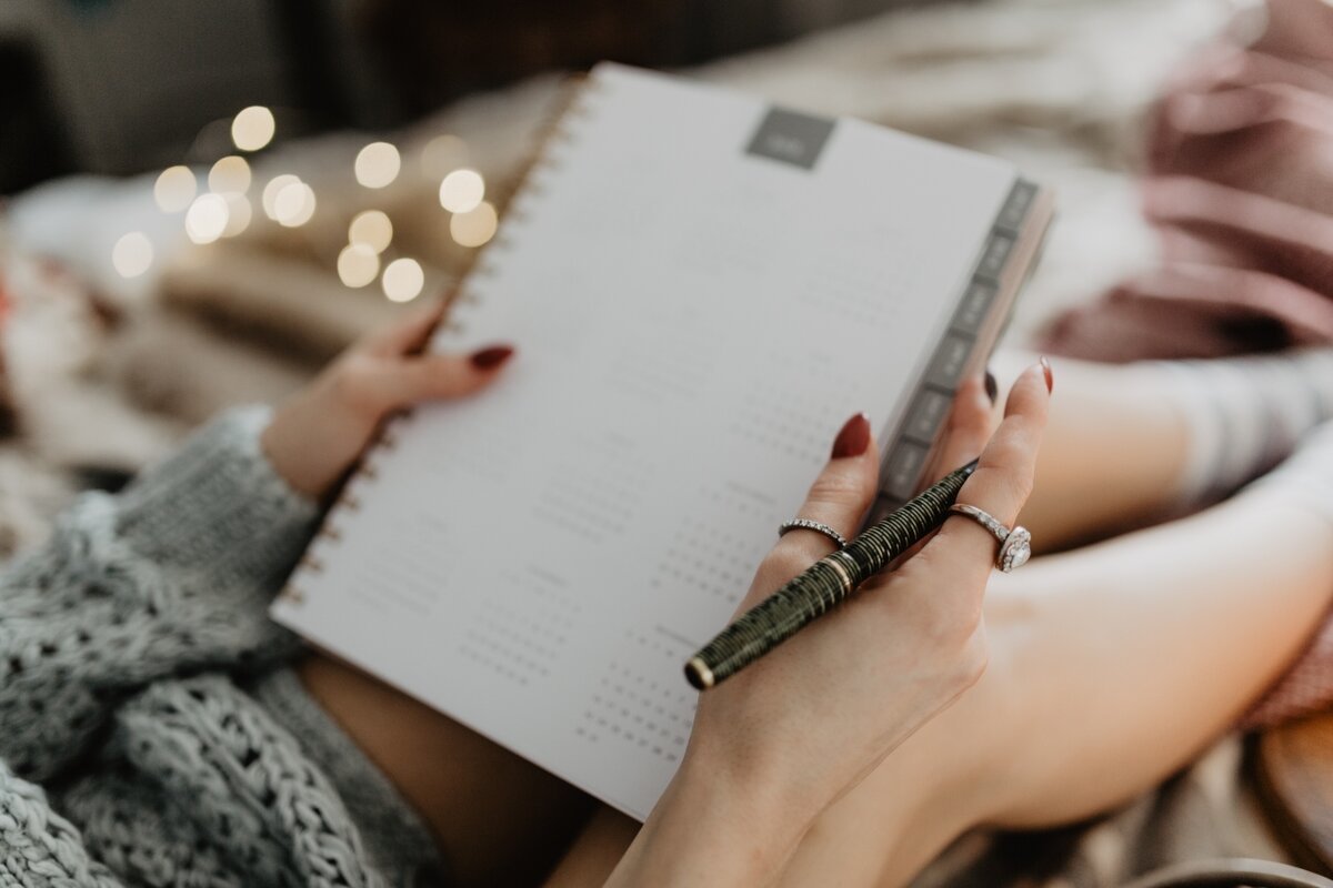 Девушка с блокнотом в руках