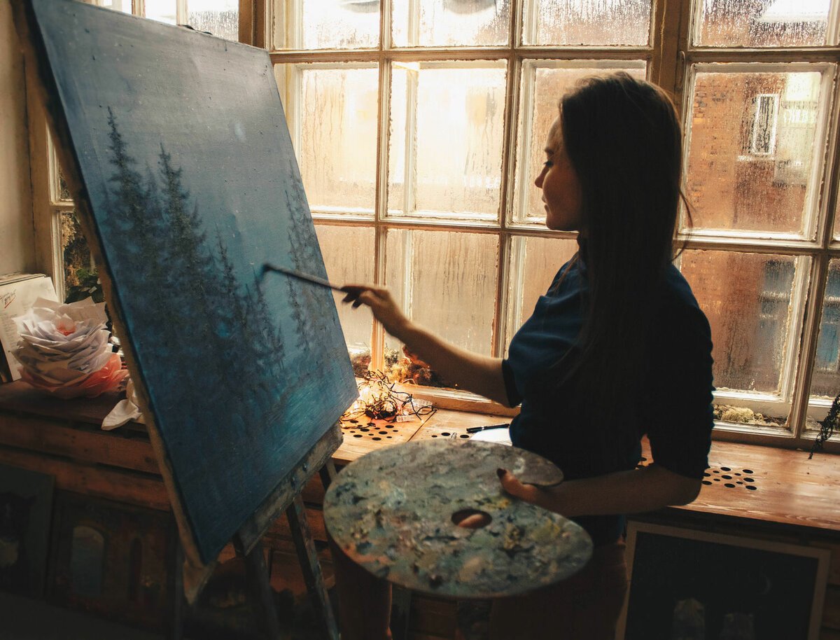 Человек пишет в блокноте