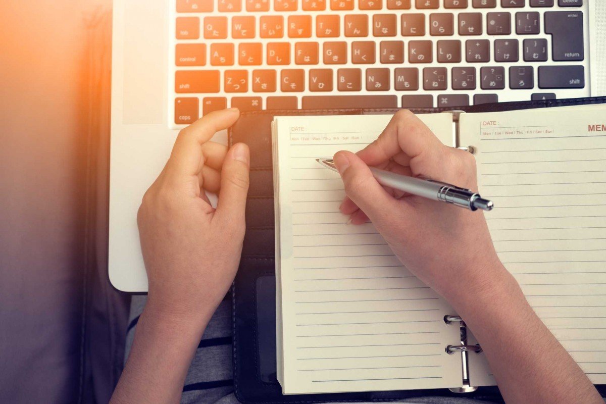 Лежать на пишущих ручках