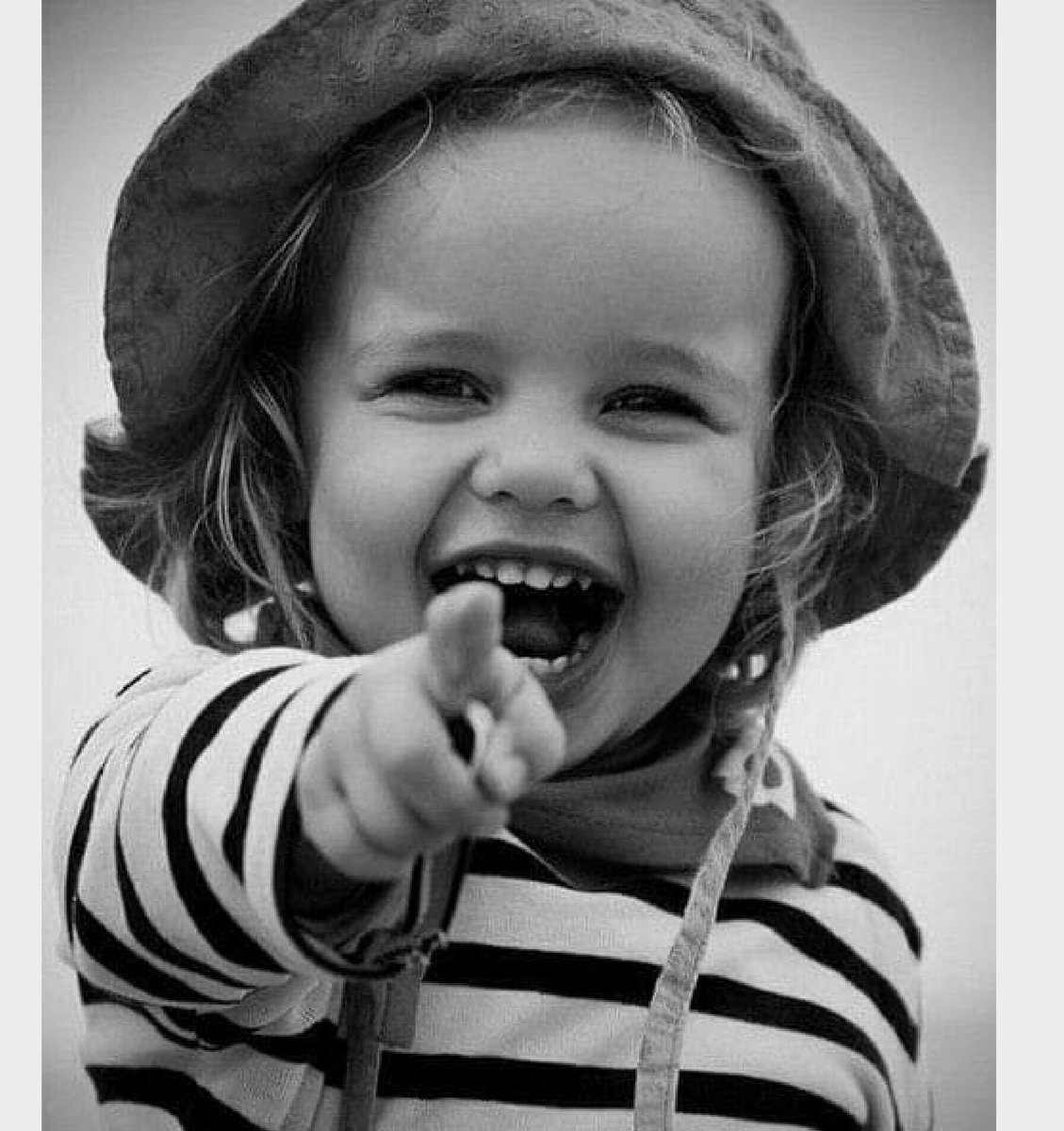 Улыбнись тебя любят