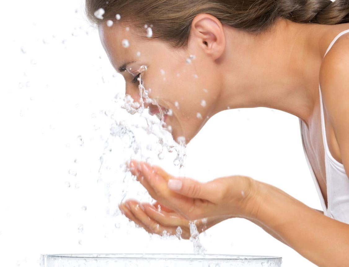 Умывание девушка
