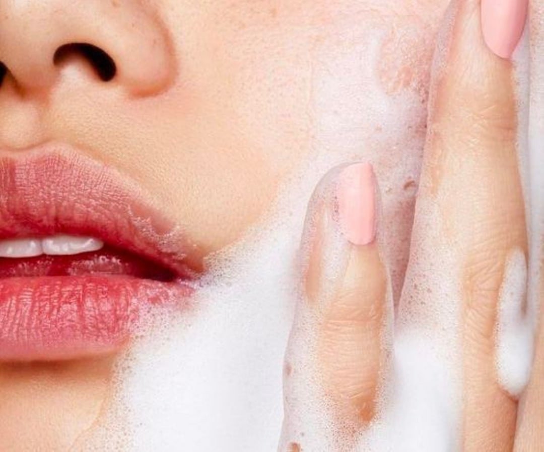 Девушка умывается гелем