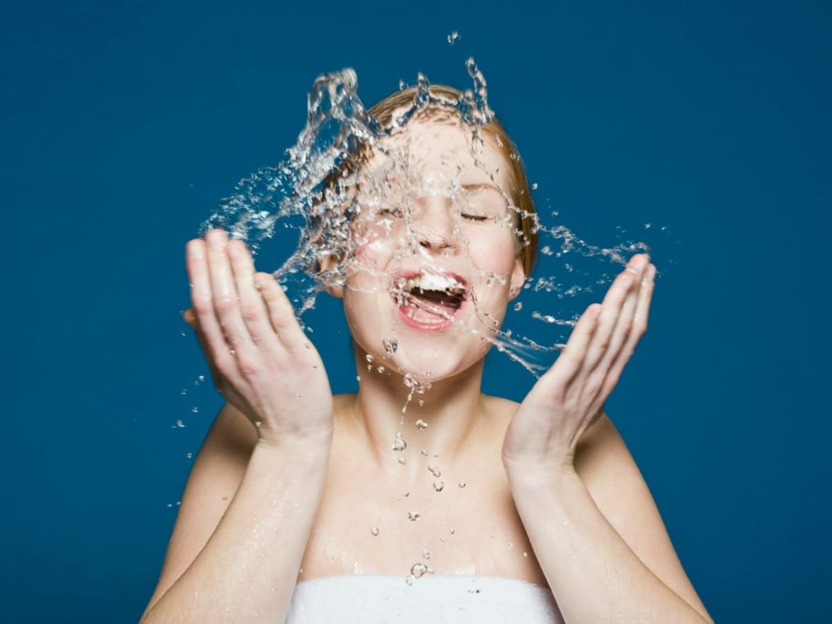 Девушка умывается