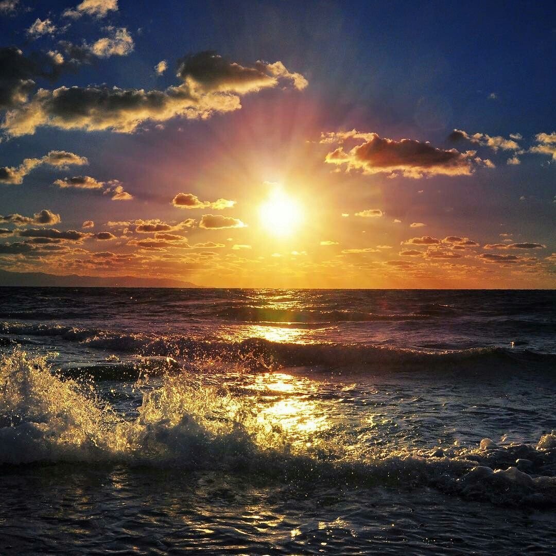 Теплый закат на море