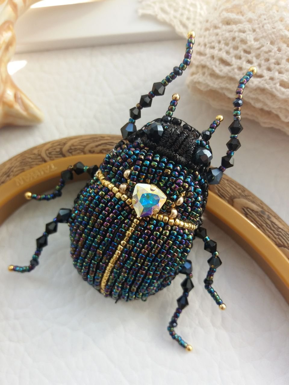 Брошь скарабей в египетском стиле из бисера