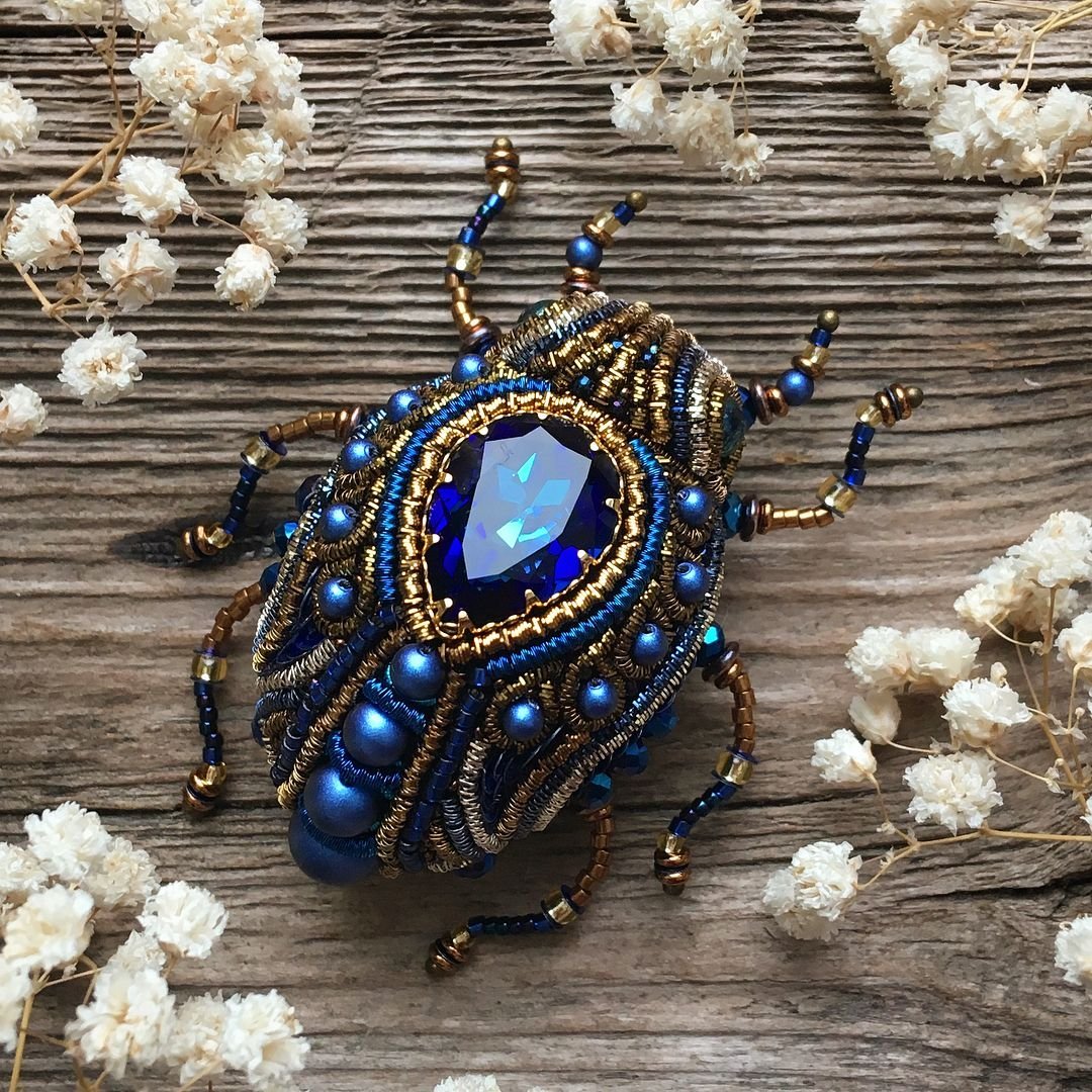 Брошь Жук скарабей из бисера