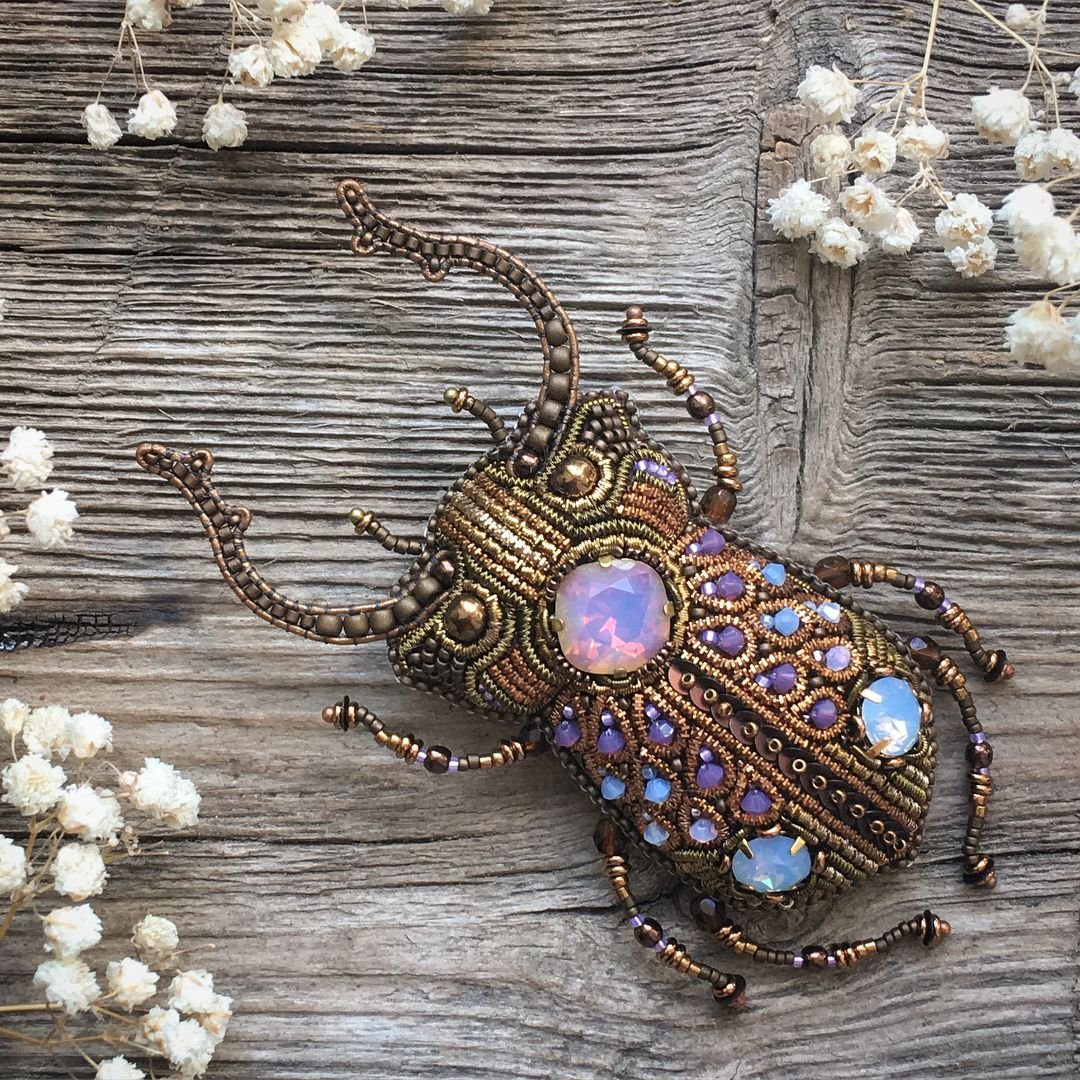 Броши насекомые из бисера и камней