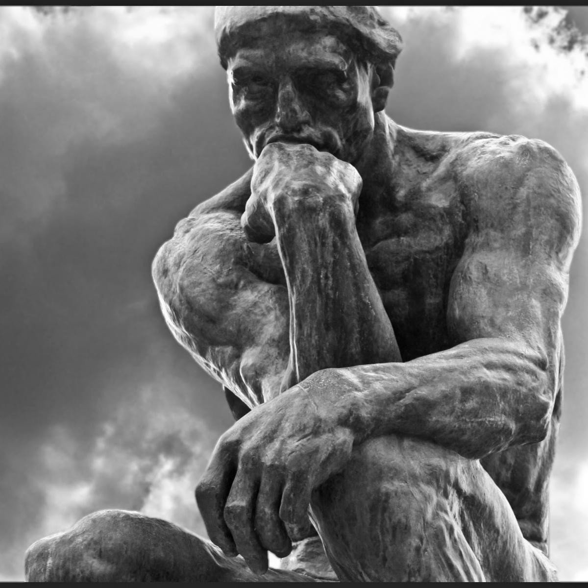 Задумчивый мужчина в очках