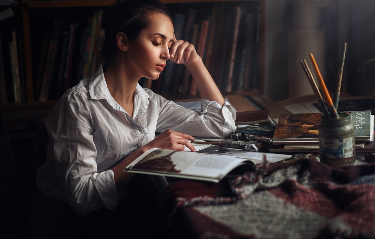 Девушка думает