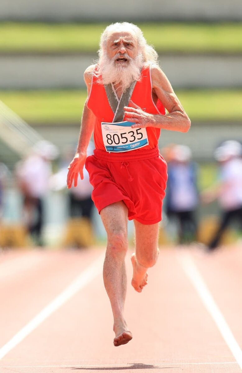 Дедушка бегает