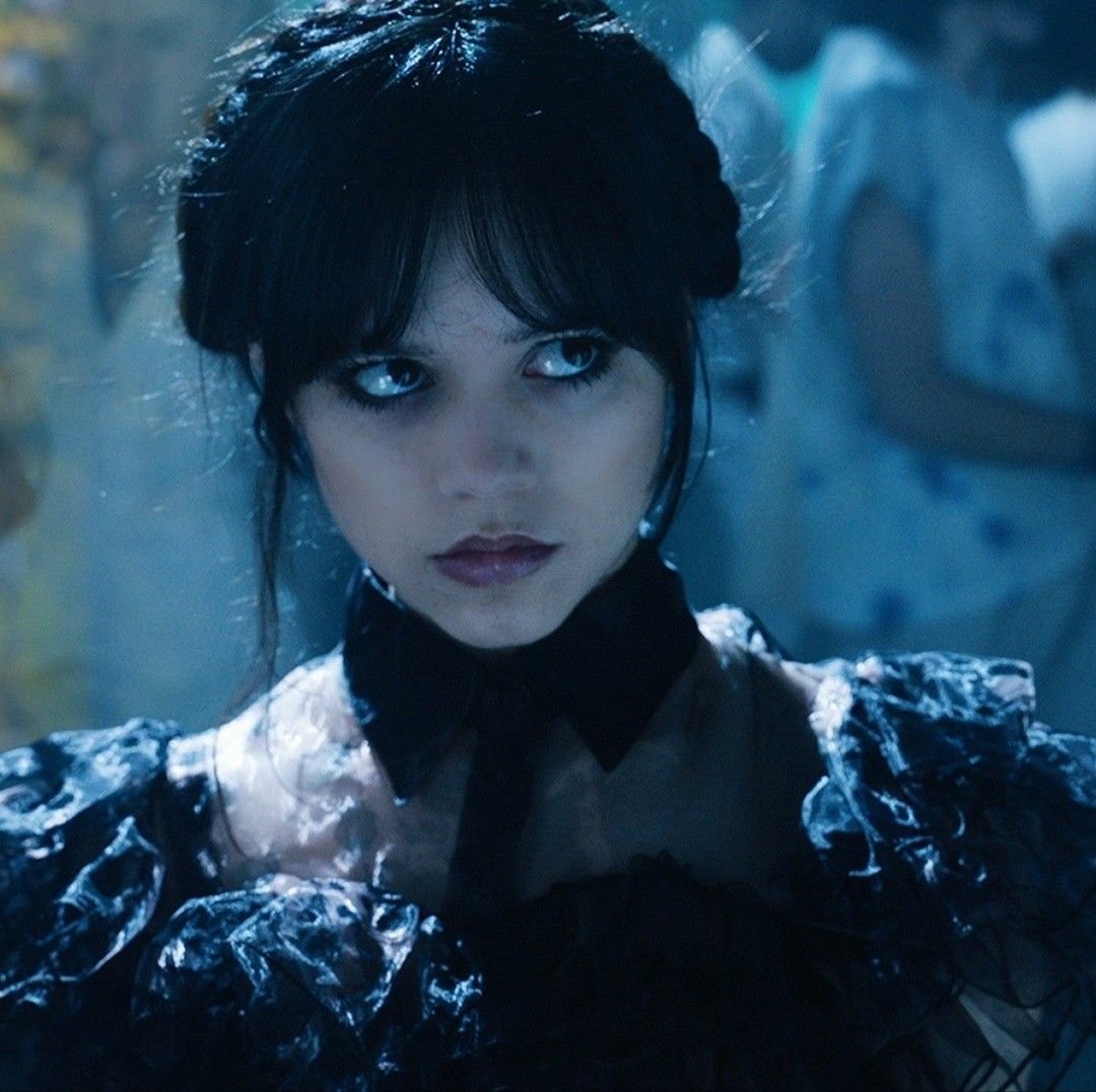 Семейка Аддамс девочка с косичками